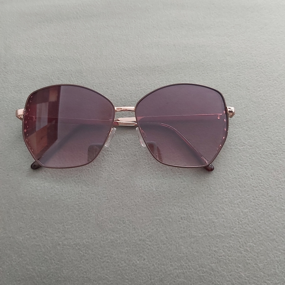 TAHARI Sunglasses with Beautiful Gold Detailed Sides